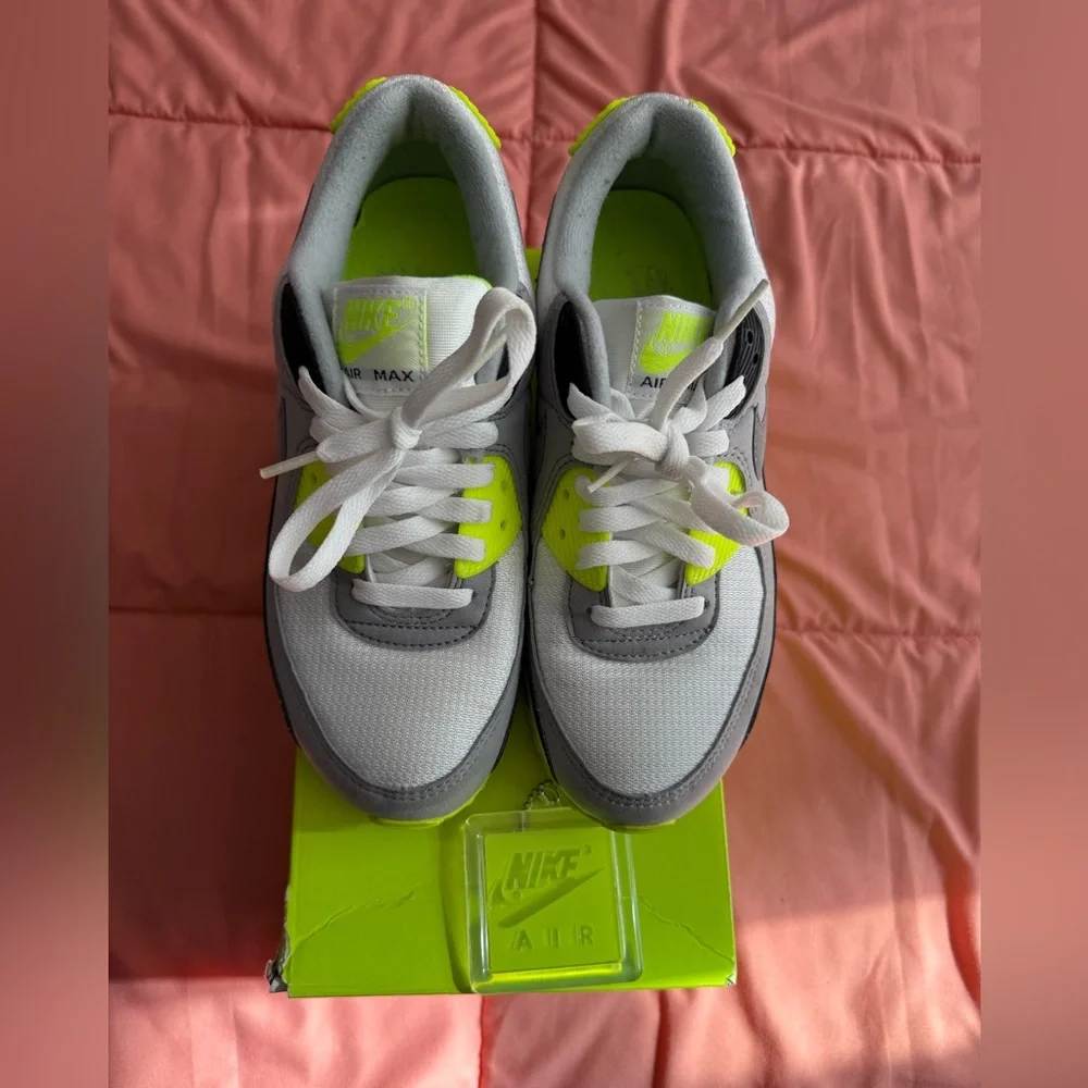 Woman’s Air Max 90 *Neon Green* - Picture 3 of 8